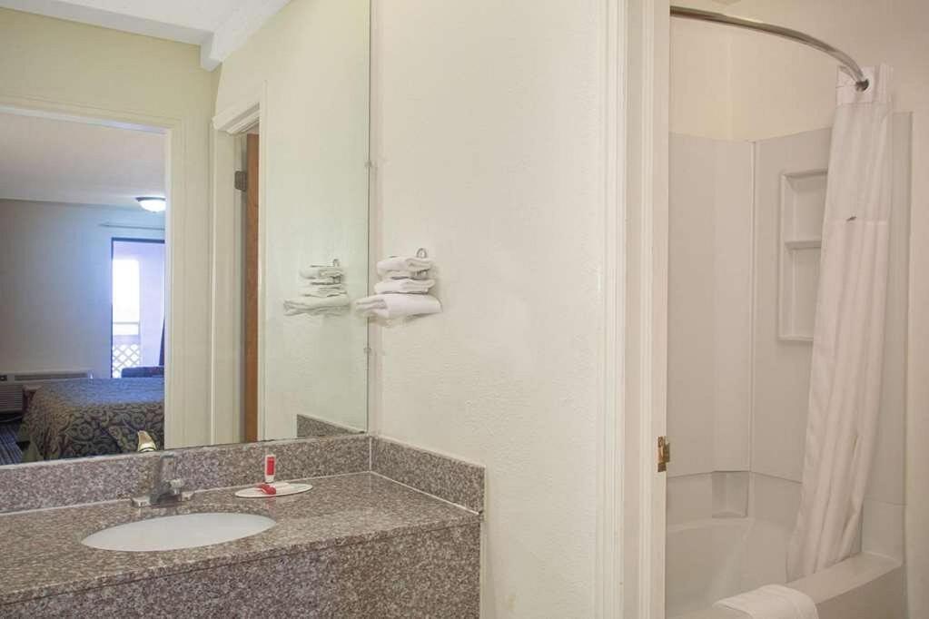 Economy Hotel Wichita- Florence St Экстерьер фото